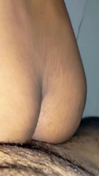 Sexy chica montando hardcore en la habitación de Bhan