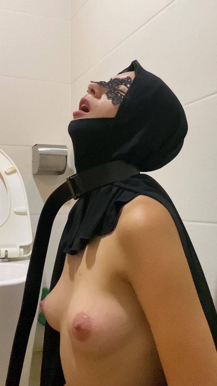 Sweetie Peach: Tamparan kasar di dada, permainan dengan tali pinggang dan ais