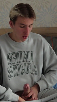 Sweet Twink seduce a dos grandes estudiantes con pollas para sexo - parte 1