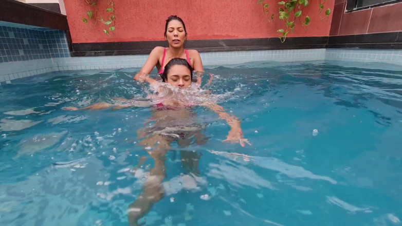 FetishKing: Dominazione lesbica ragazze in cima controllano la piscina d'aria