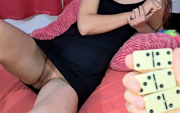 Fanny squirting: Mia Figliastra Gioca a Domino Con Me Senza Mutandine!