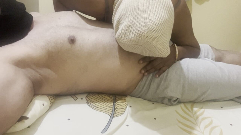 SARA NEHA: bhaartiy patni nippal choosti hai use har roj choosna aur...