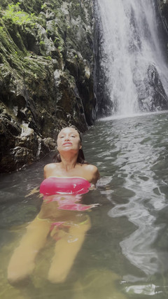Monika Fox: Monika Fox di puncak merah jambu dan seluar pendek kuning...