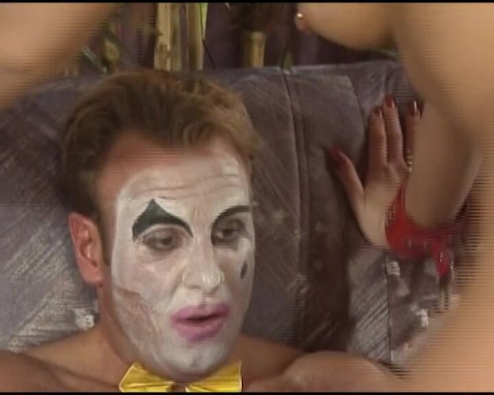 Porno kino: Домину из Германии с пирсингом киски трахнули в ее тугое очко