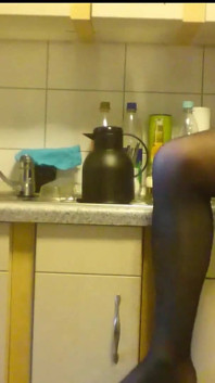 Une fille excitée se branle dans des collants étrangers fins