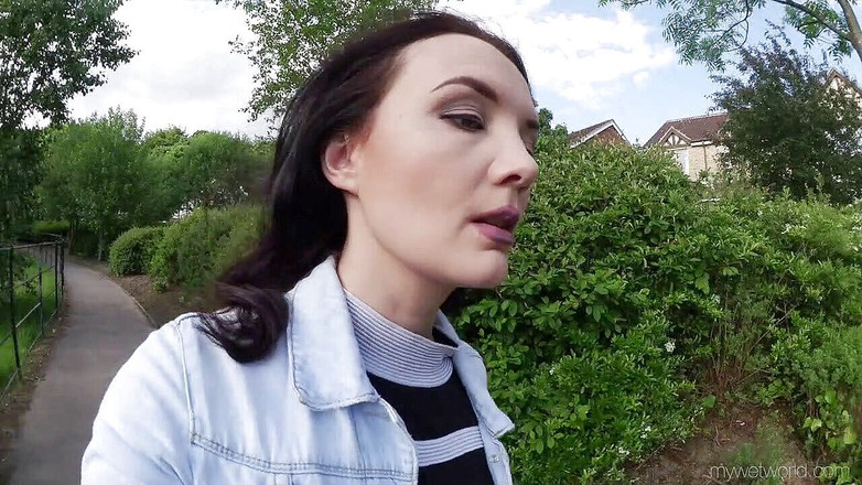 Faye Taylor: Roze spijkerbroek pist buitenshuis