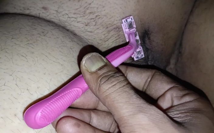 Deshi cat: Hintli kız kremsi amını ve götünü tıraş ediyor