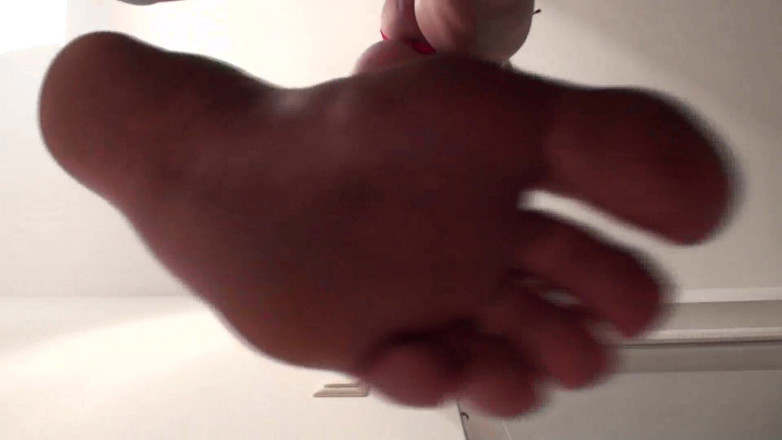 Foot Girls: Lady Alissa gets in with her beautiful naked feet on...
