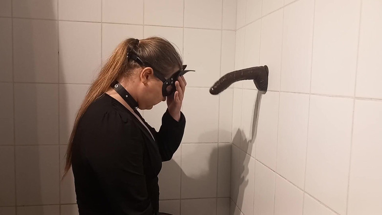 Elise Woods: Knäböjande Sissy njuter av BBC