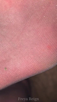 Pov adorazione del piede silenzioso sotto la scrivania al lavoro: piedi grandi dentro e fuori dalle calze di nylon nero