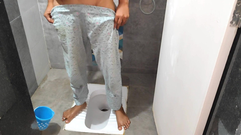 Sexy Komal: Komal telah menemaninya ke bilik air untuk kencing.