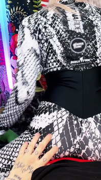 友達のところに飛び乗って彼女の中に入った!