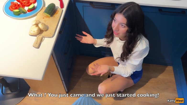 Katty West: Katty West učí souseda, jak dělat salát, ale jeho penis...