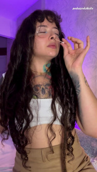 分裂舌头的可爱女孩为你打喷嚏