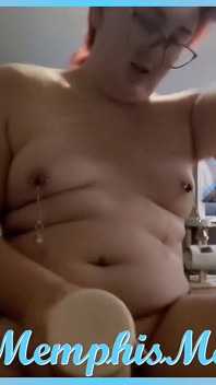 Transsexuală sare pula fără prezervativ cu ejaculare înăuntru pe scaunul de futut