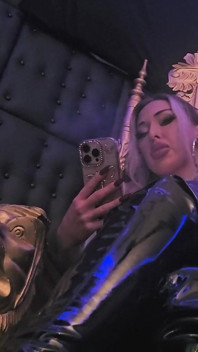 Sheela sinner kadın egemenliği sigara içiyor insan kül tablası aşağılama bakış açısı
