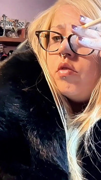Psikotik sigara içme seansı açık havada sigara içme zinciri videolarını düzenlerken iri güzel kadın orta yaşlı seksi kadın sigara içiyor vlog