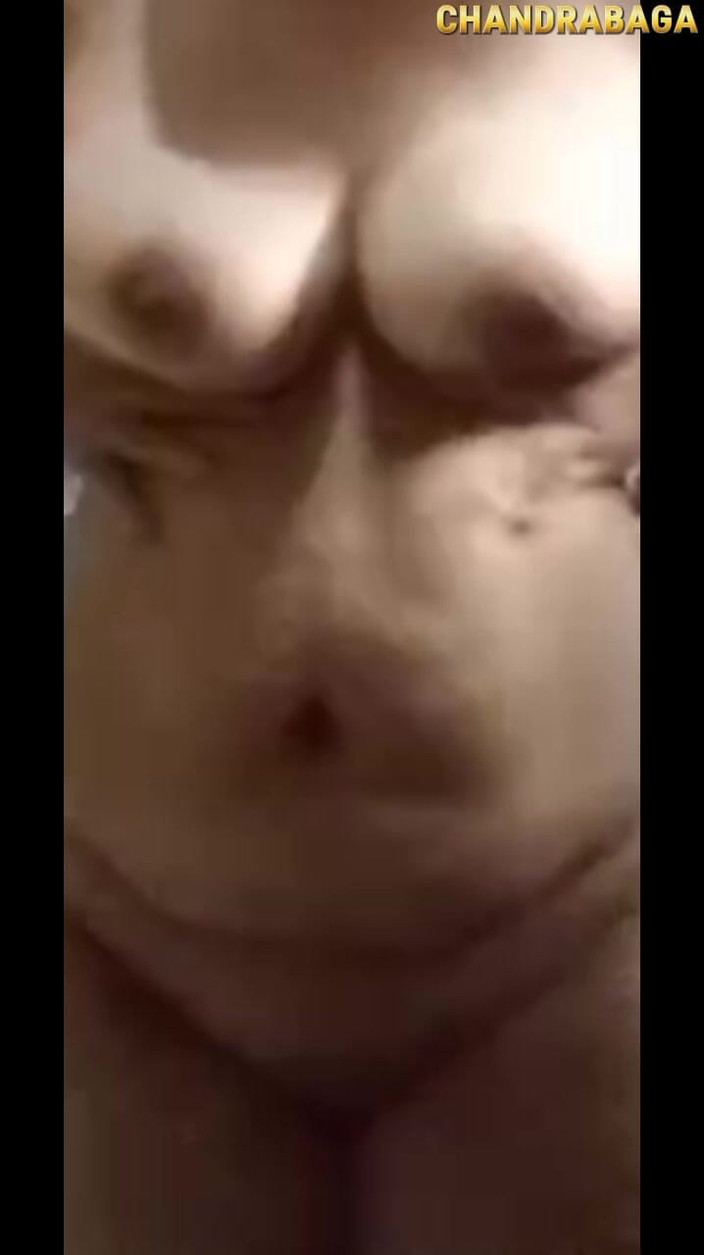 Claraidn: Duş aldıktan sonra göğüslerimi sıktım ve göğüslerimi sıkınca zevk beni çok...