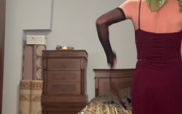 cd_aysemmm: Meine stiefschwester zieht sich in meinem zimmer an.