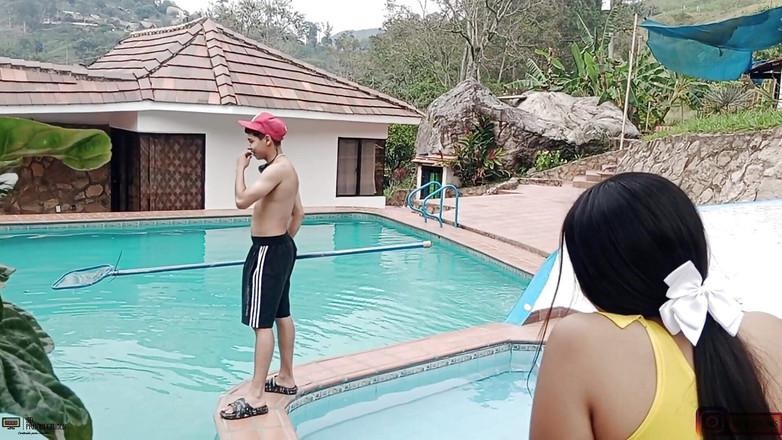 Samanthaa: Миниатюрную попку трахает большой член в бассейне - порно на испанском