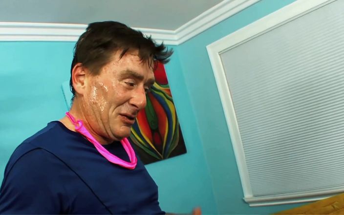 FapFlare: ロシェル・ライダーは、激しくファックされる前に彼女のパンティーなしのお尻をからかいます