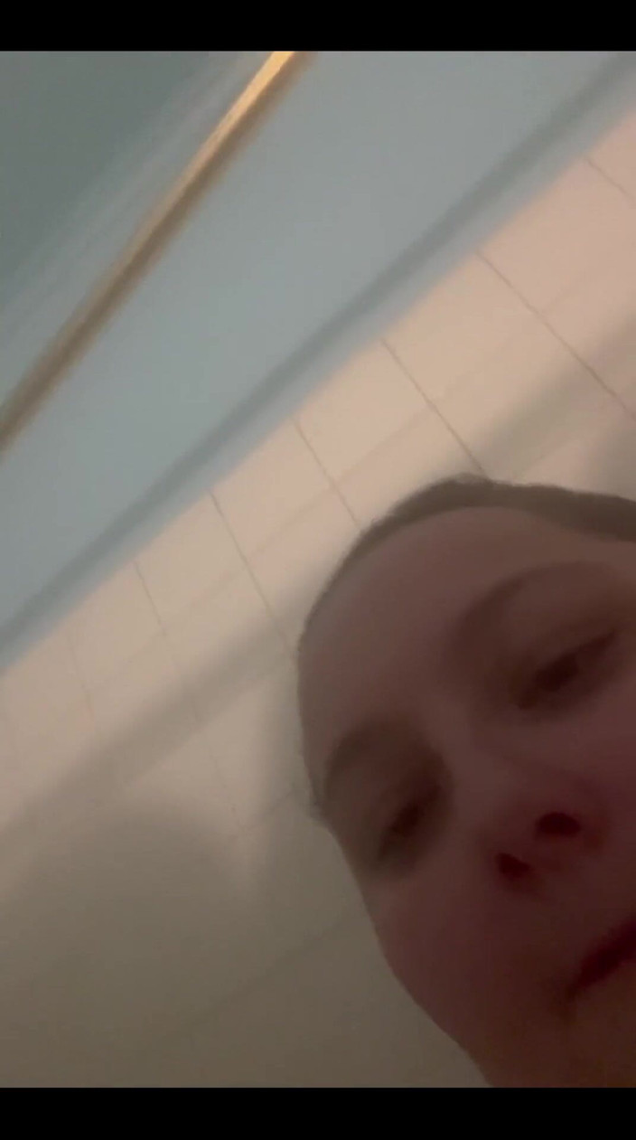 SexyBreedingBbw: BBW bawi się pod prysznicem
