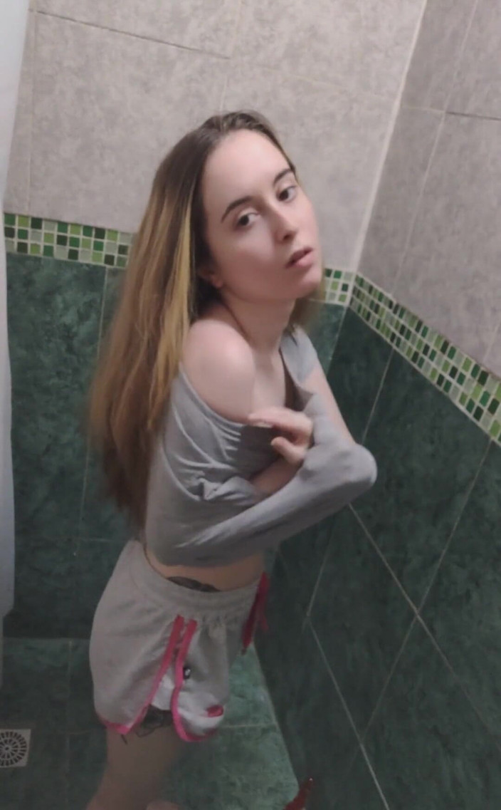 RavenHearth666VIP: Diese studentin liebt es, unter der dusche mit ihrem anus...
