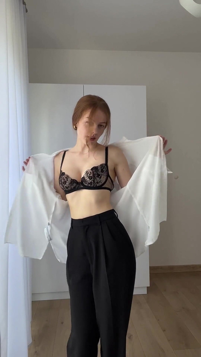 LadyInBad: Secretaria milf caliente baila striptease lento, mostrando coño peludo y...