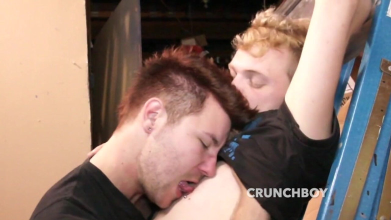 Crunch Boy: Ședință porno cu ejaculare înăuntru cu un twink sexy futând -o pe...
