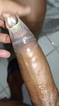 Mujer casada tragando leche de la fuente y sonriendo
