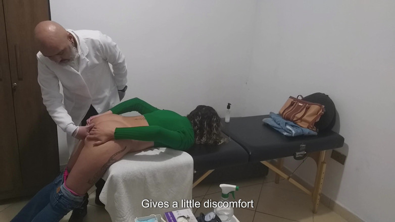 Gabi SweetCouplesStories: Verdadero médico examina el ano y los pechos del paciente