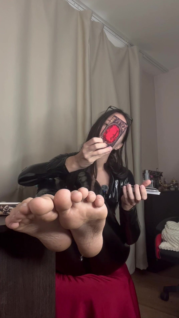 Skinny_lady69: Tarot Card JOi nohy Edging hra (pouze Empress Card vám umožňuje...