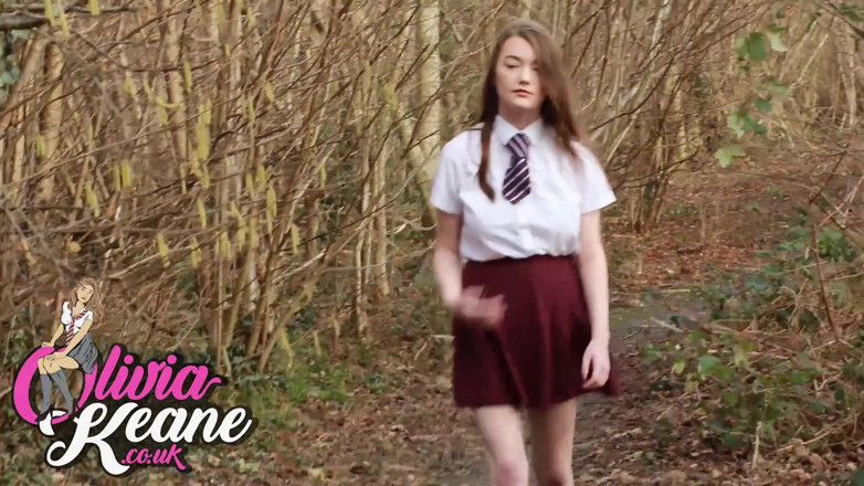 Olivia Keane: 18-річна Олівія Кін писяє в лісі