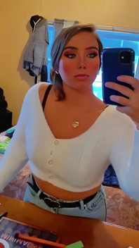 Agarré mis grandes tetas y jugué con ellas en muchos suéteres para mi compañera de cuarto lesbiana de 63 años, quería lamer tijera y 69 ella