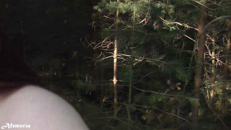 Afemeria: Morena lujuriosa se desnuda en el bosque y camina desnuda