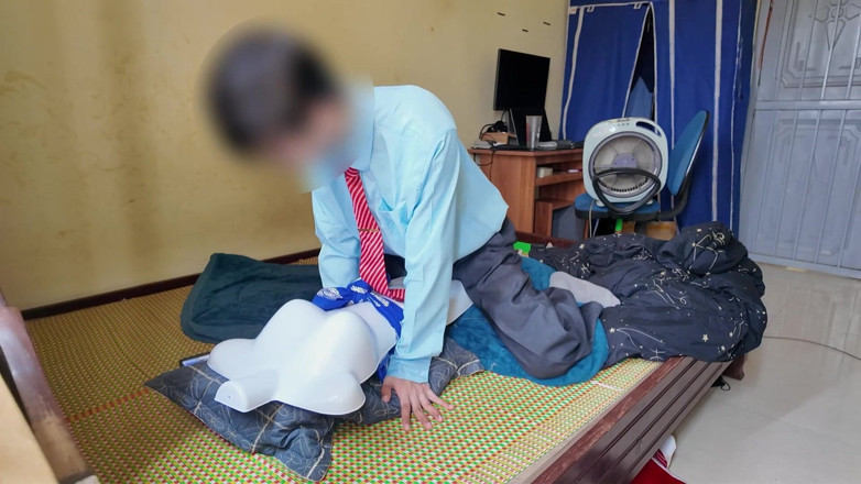 Hoangduy: Un uomo di mezza età fa sesso con i suoi...