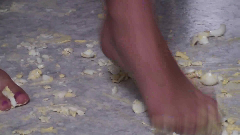 Foot Girls: Брюнетка давит еду на кухне