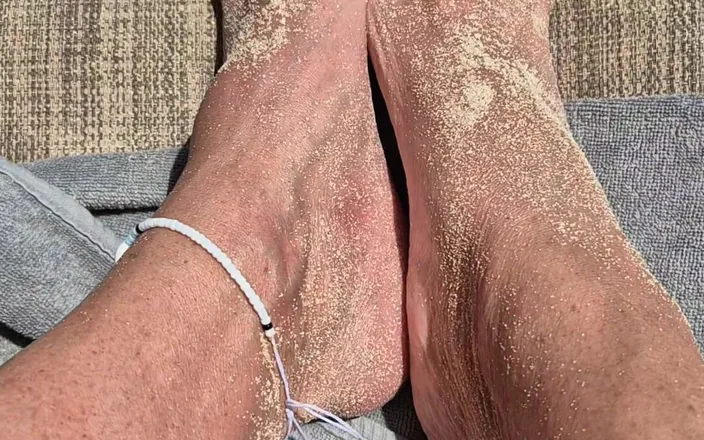 Uk Joolz: Feet in the Sand!