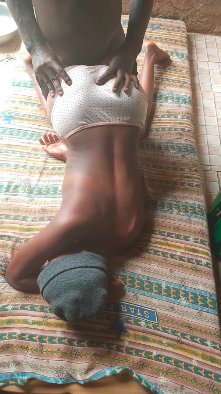 Loversinbed: 私はこの黒い黒檀の女の子を後背位でファックし、彼女は絶頂します
