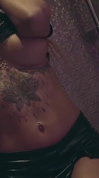 Sanktor zrzka MILF masturbuje ve sprše