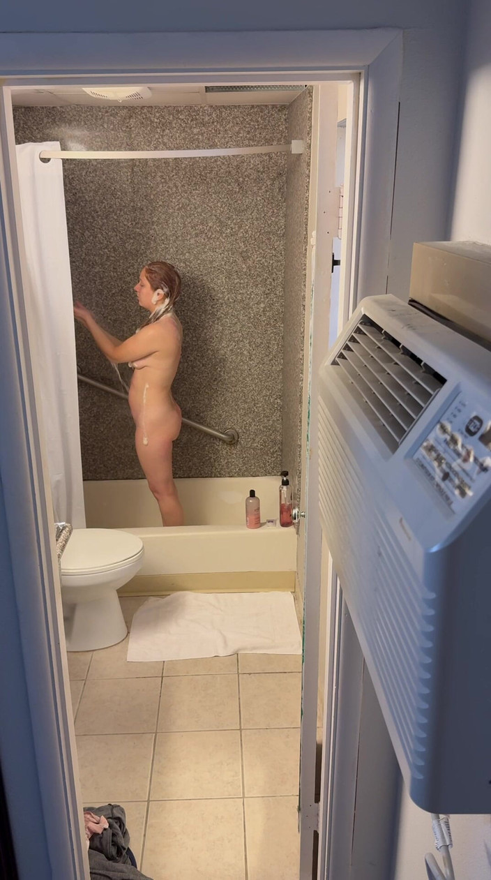 LilRedKinkQueen: Ruiva se despindo e tomando banho