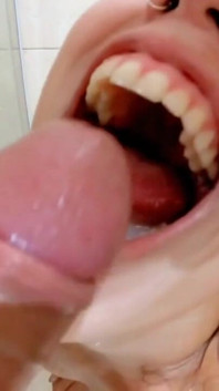 Beber pis amarillo y tragar semen - baño