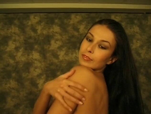 Flash Model Amateurs: Удивительная брюнетка показывает свое горячее тело