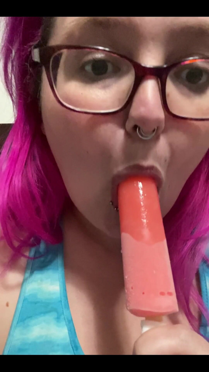 Sara Star: JilatNya Seperti Popsicle