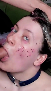 Uległy 18yo Extreme Głębokie gardło. Ona ssie mojego dużego kutasa aż do wytrysku na twarz