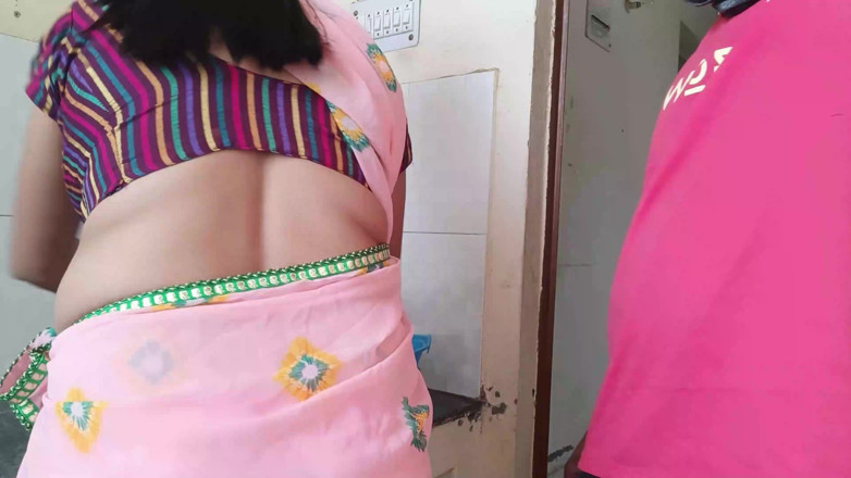 Yourdidipriya: Desi Bhabhi arbeitete in der küche, als ihr junge kam...