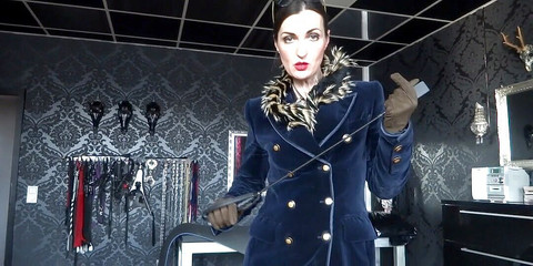 Lady Victoria Valente: Vystříkej se mi na jezdeckých botách, klukovi, a kňuč pro...