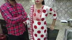 Mama vitregă sexy Saara este de acord să-l lase pe fiul ei vitreg curios să o fută în cur în bucătărie!