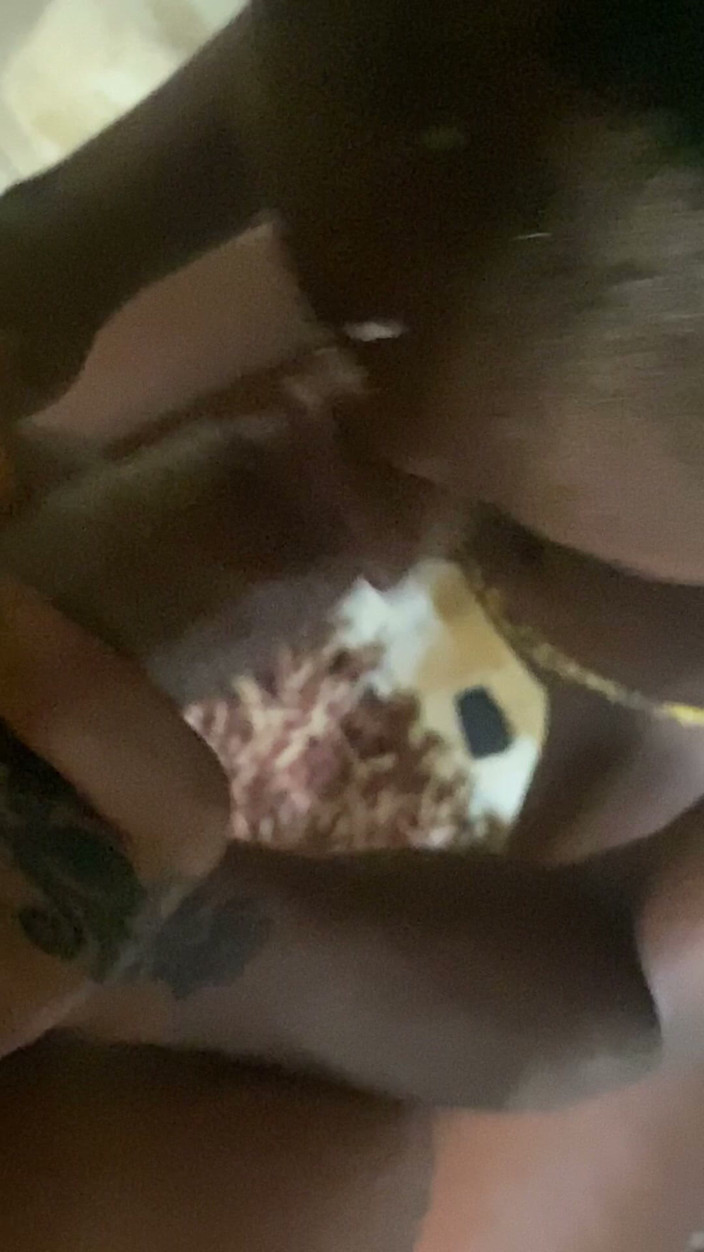 DivaHouz: Teen gibt schlampigen blowjob