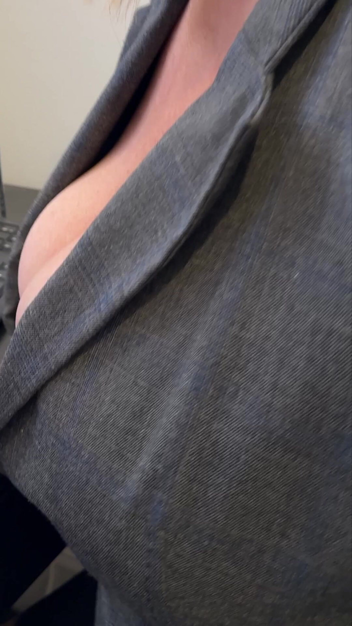 catherinecan69: Masturbuješ pro svou sekretářku